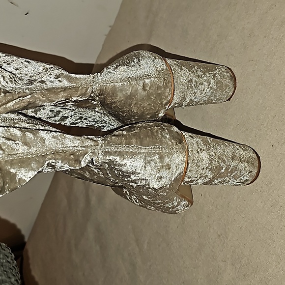 Womens sz 7 Cape Robbin velvet heeled boots. Side zippers Beautiful - Picture 5 of 6